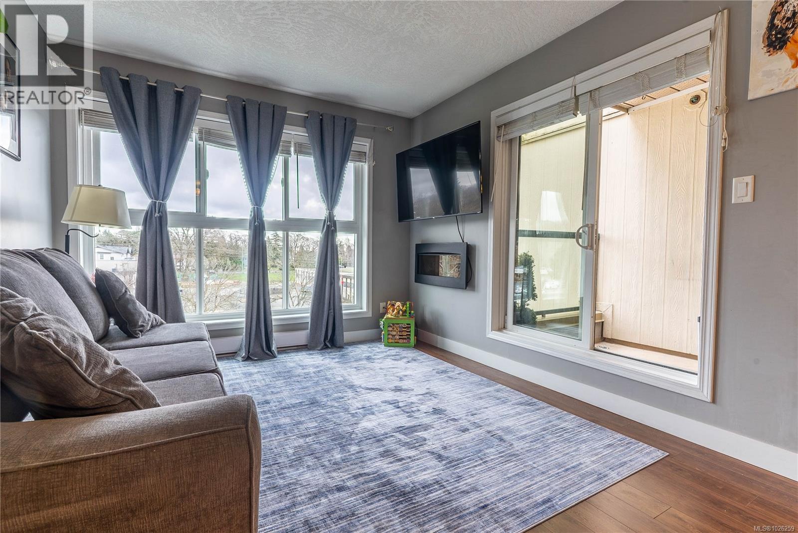 405 3460 Quadra Street, Saanich