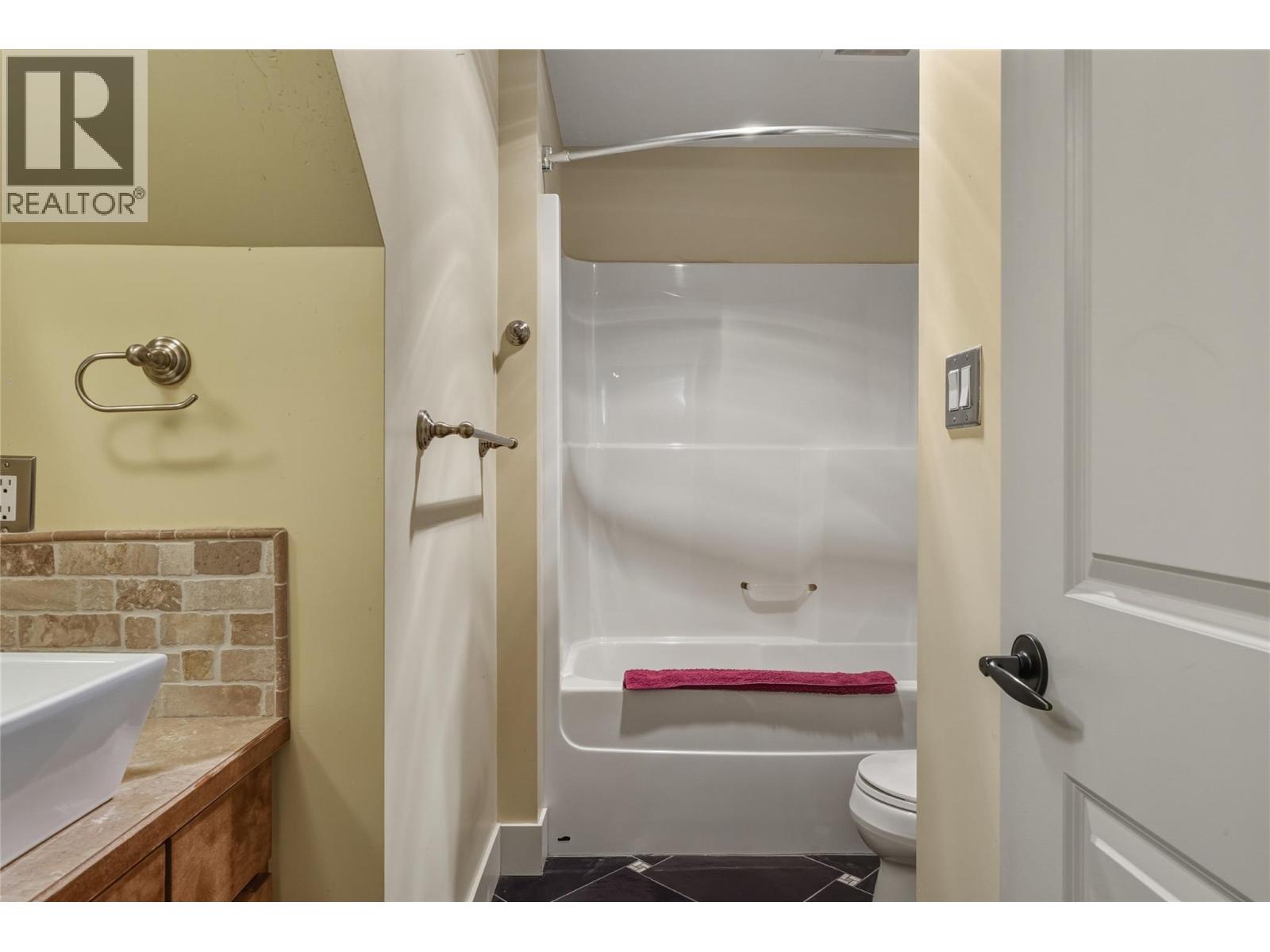 725 Monashee Road, Silver Star