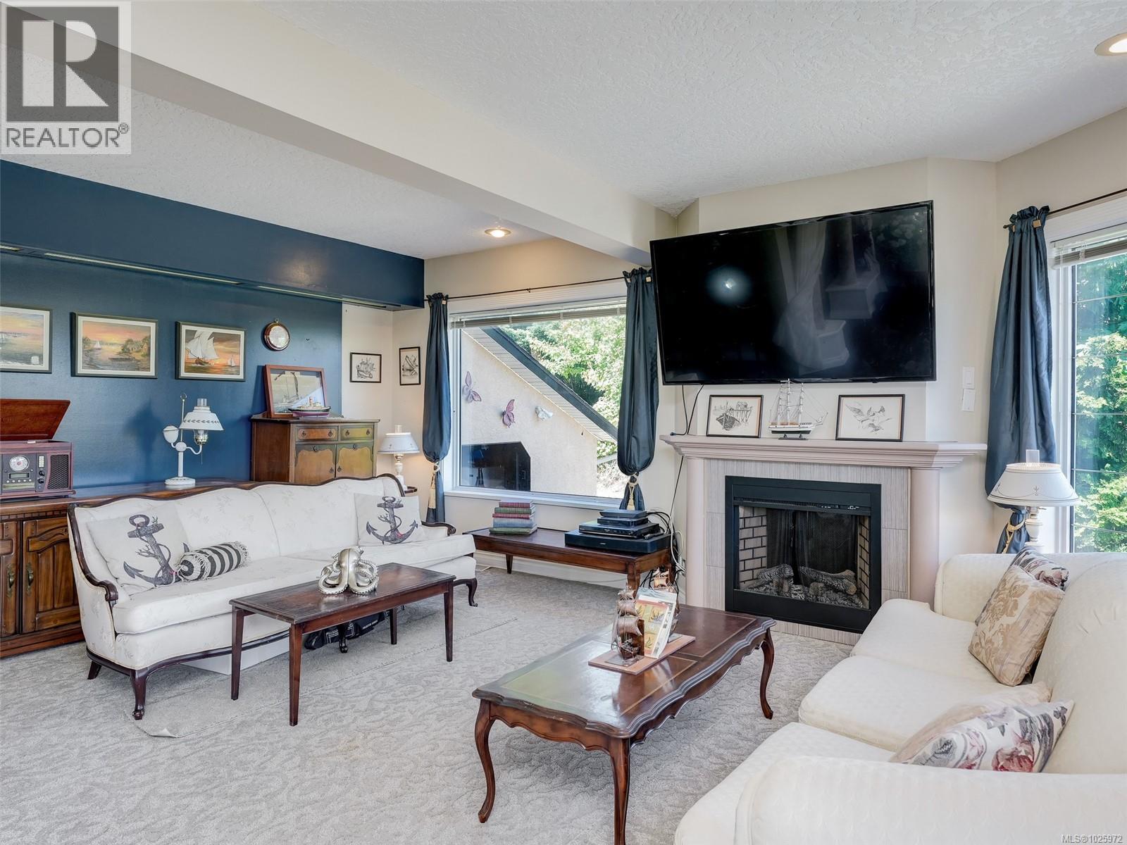  8626 Lochside Drive, North Saanich