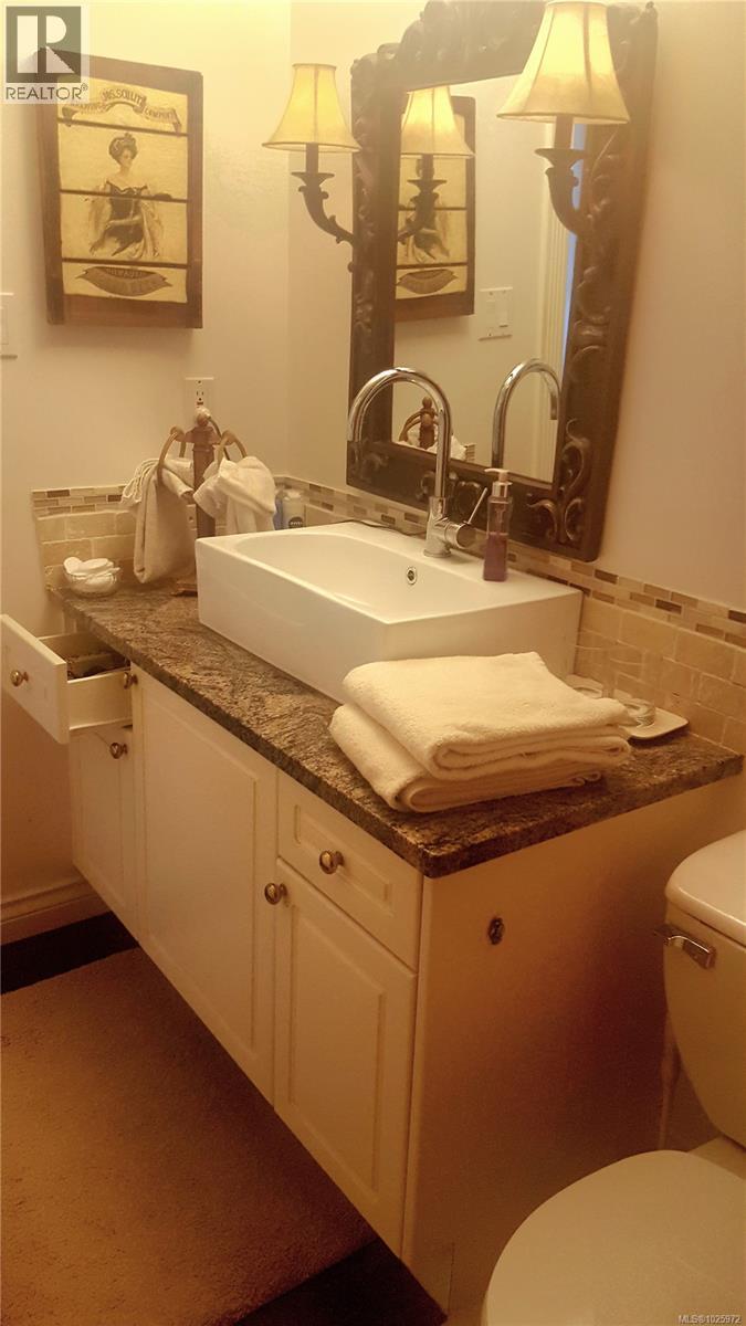  8626 Lochside Drive, North Saanich