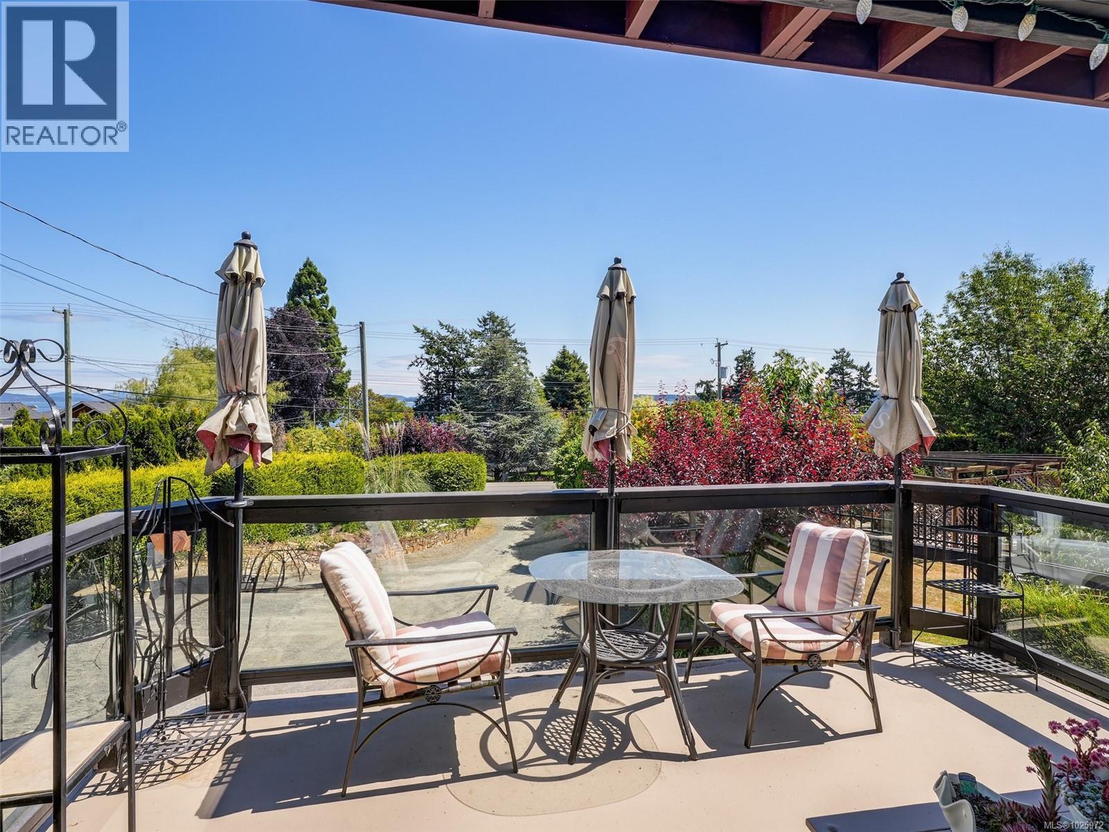  8626 Lochside Drive, North Saanich