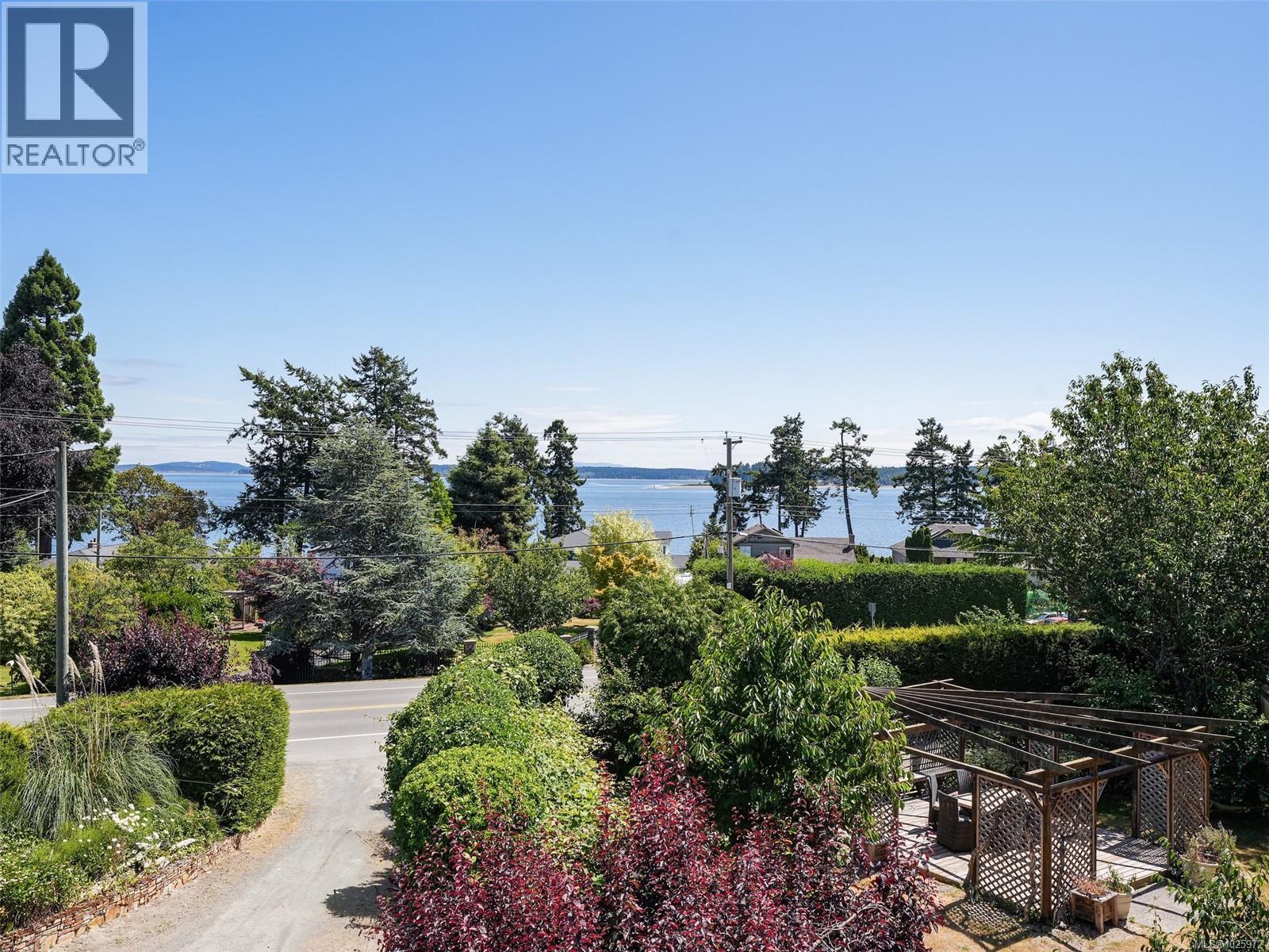  8626 Lochside Drive, North Saanich