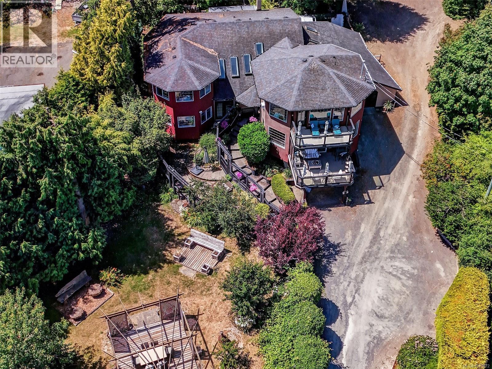  8626 Lochside Drive, North Saanich