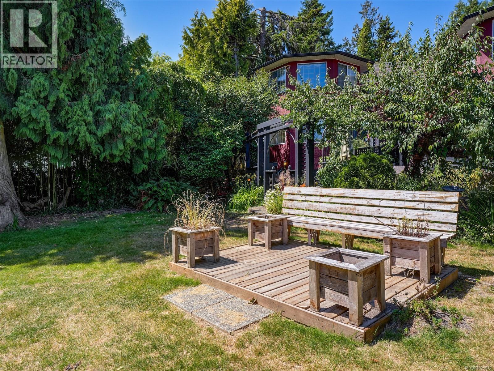  8626 Lochside Drive, North Saanich
