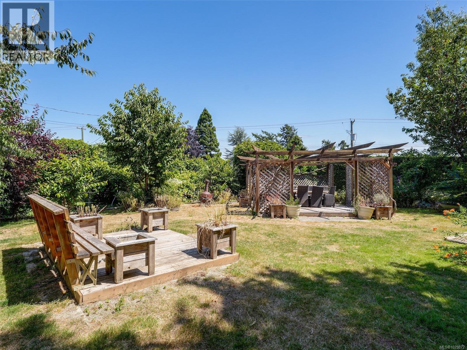  8626 Lochside Drive, North Saanich