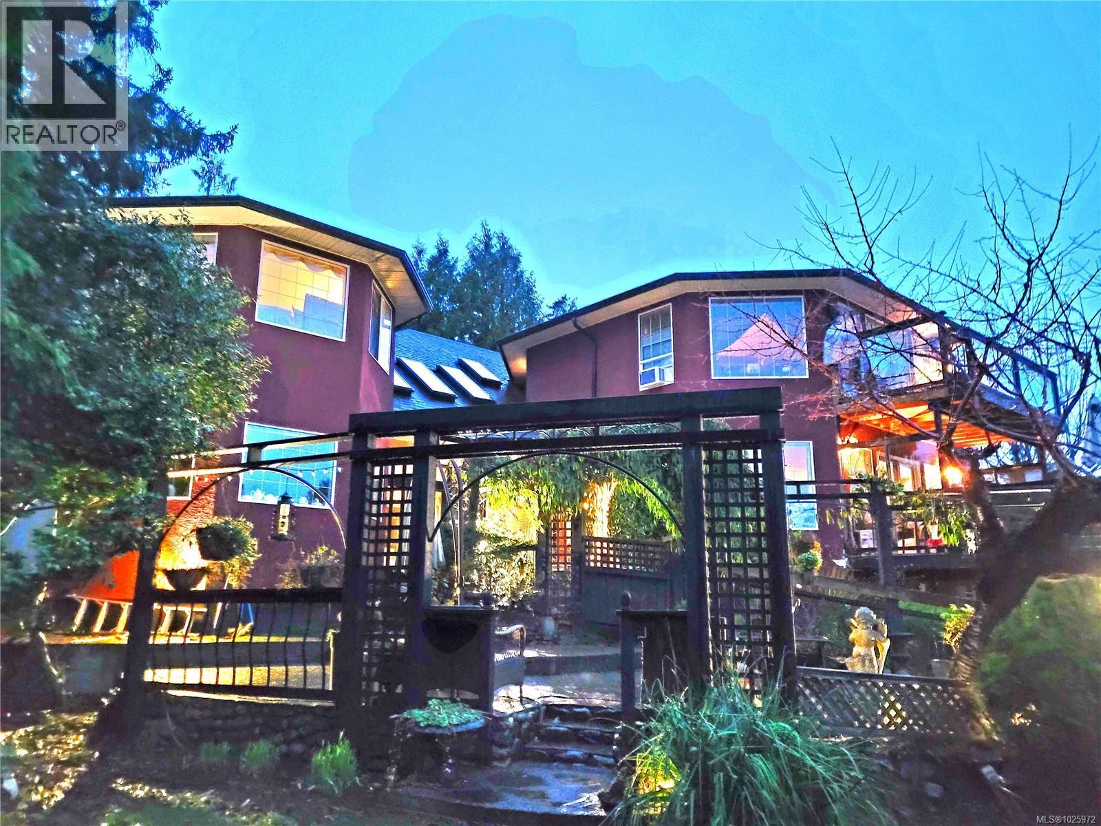  8626 Lochside Drive, North Saanich