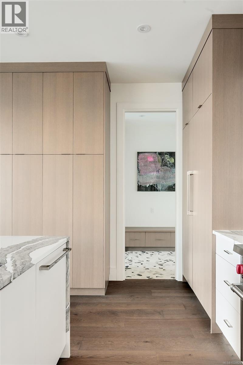 4599 Cordova Bay Rd - 24