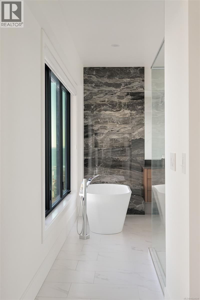 4599 Cordova Bay Rd - 54