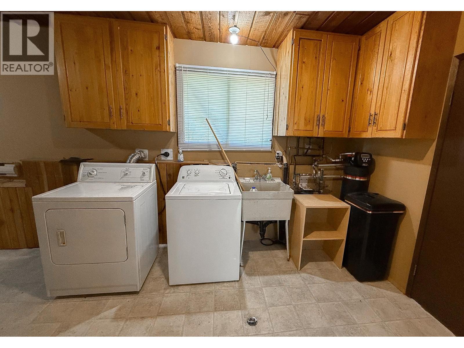 4719 CARIBOO DRIVE - 32