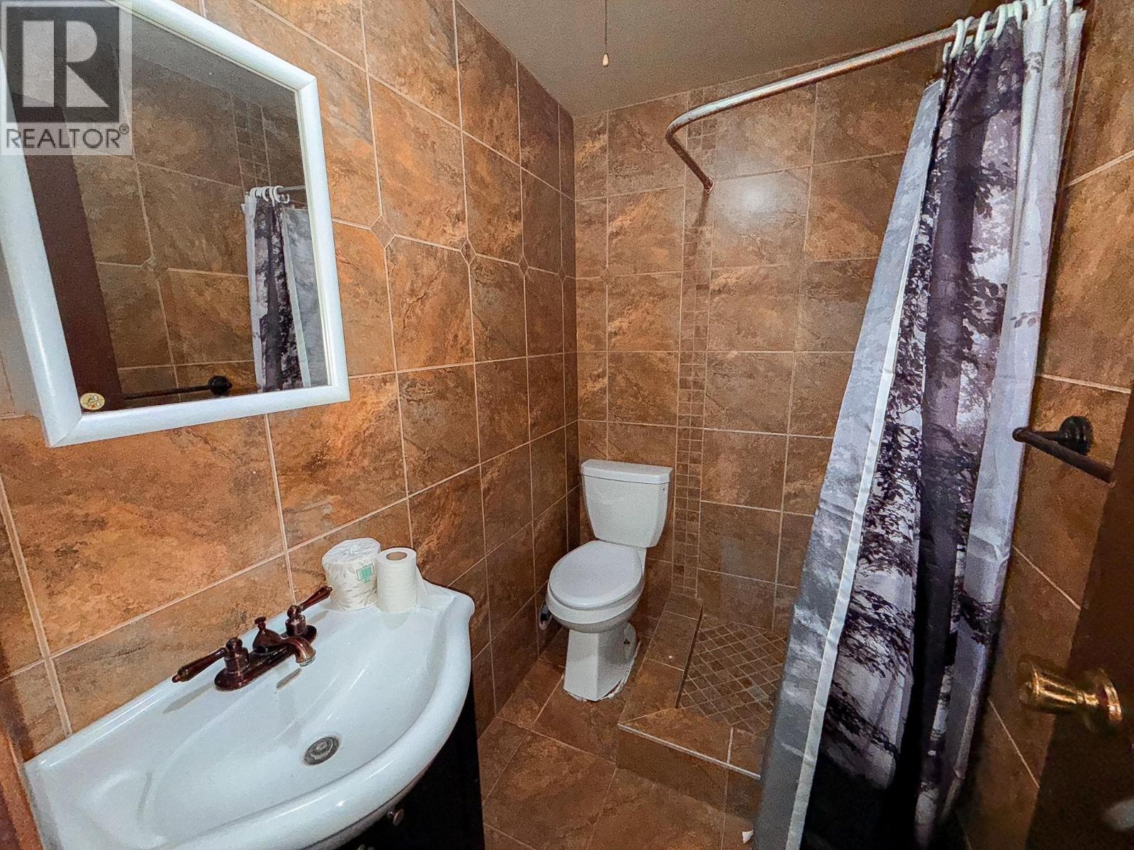 4719 CARIBOO DRIVE - 33