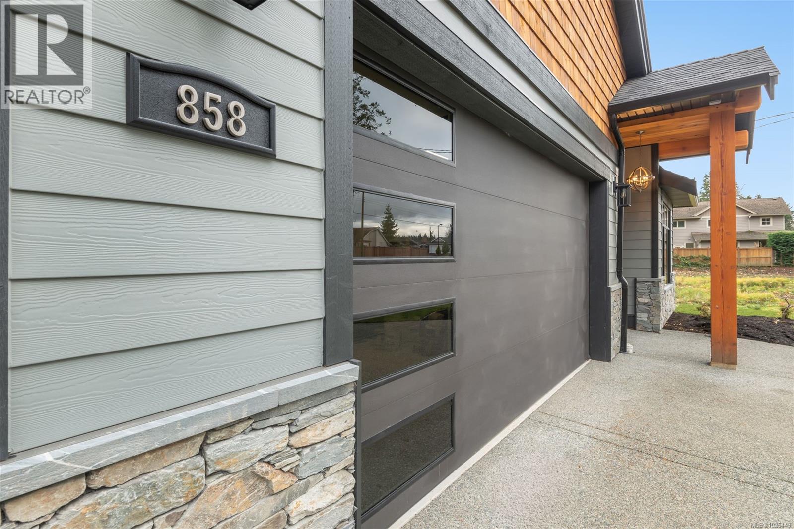 858 Wembley Rd - 8