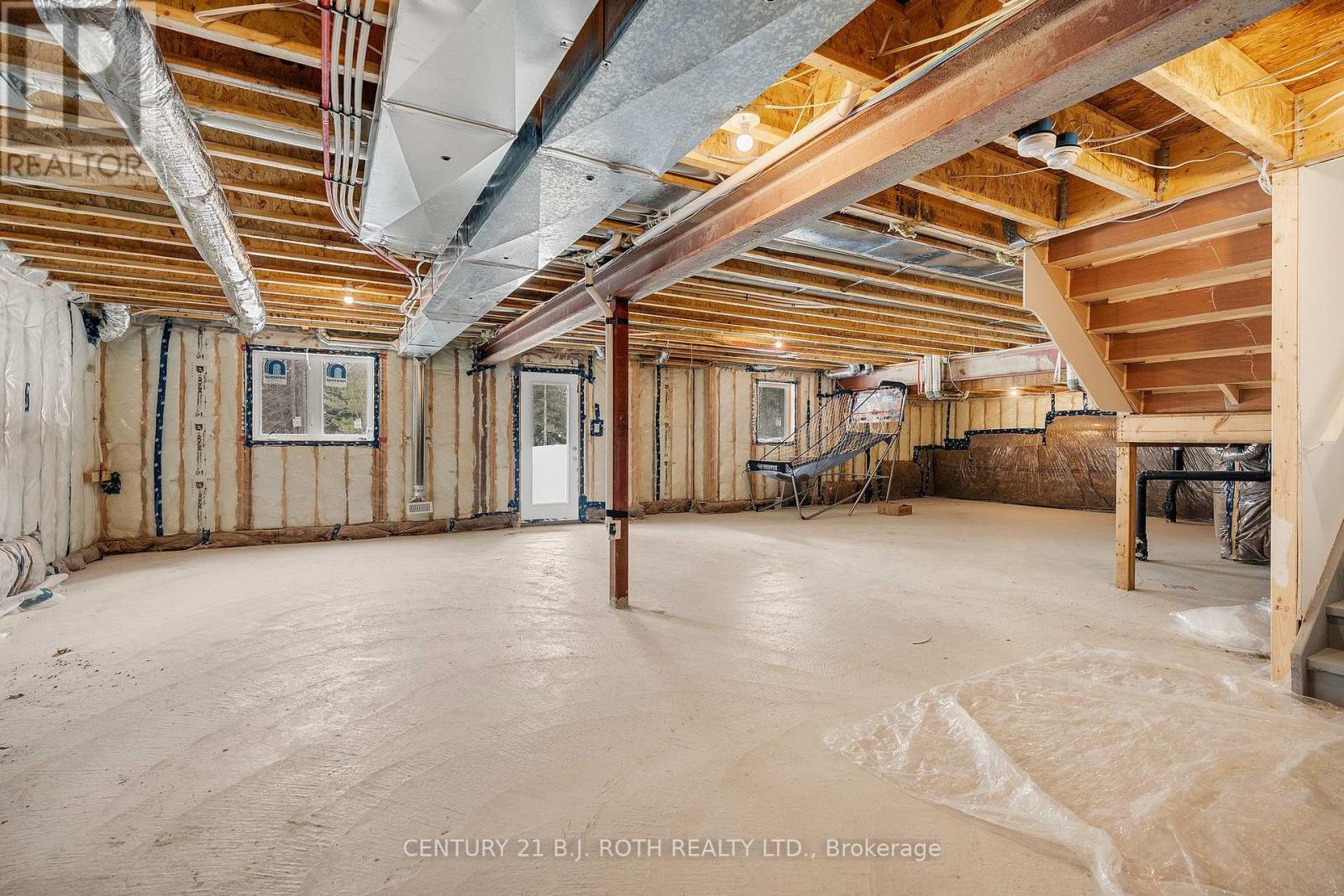 22 DYER CRESCENT - 44