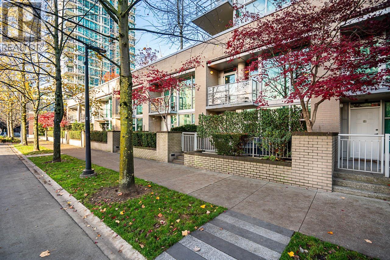TH6 168 E ESPLANADE AVENUE, North Vancouver