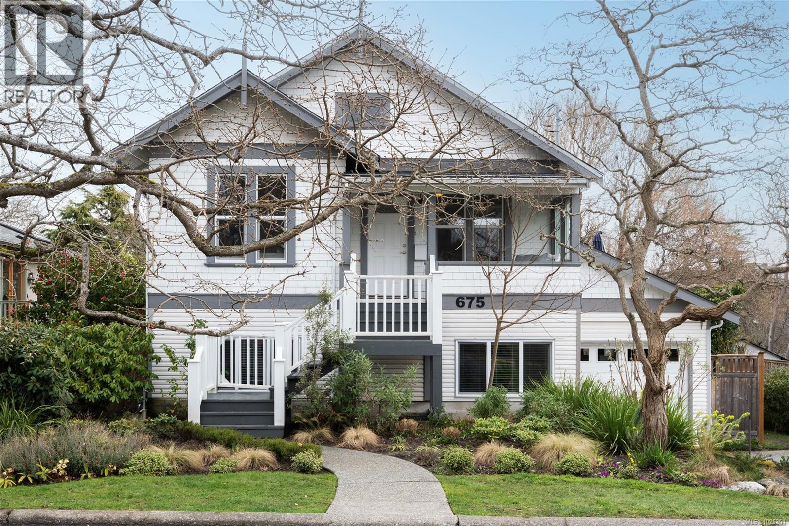  675 Monterey Avenue, Oak Bay