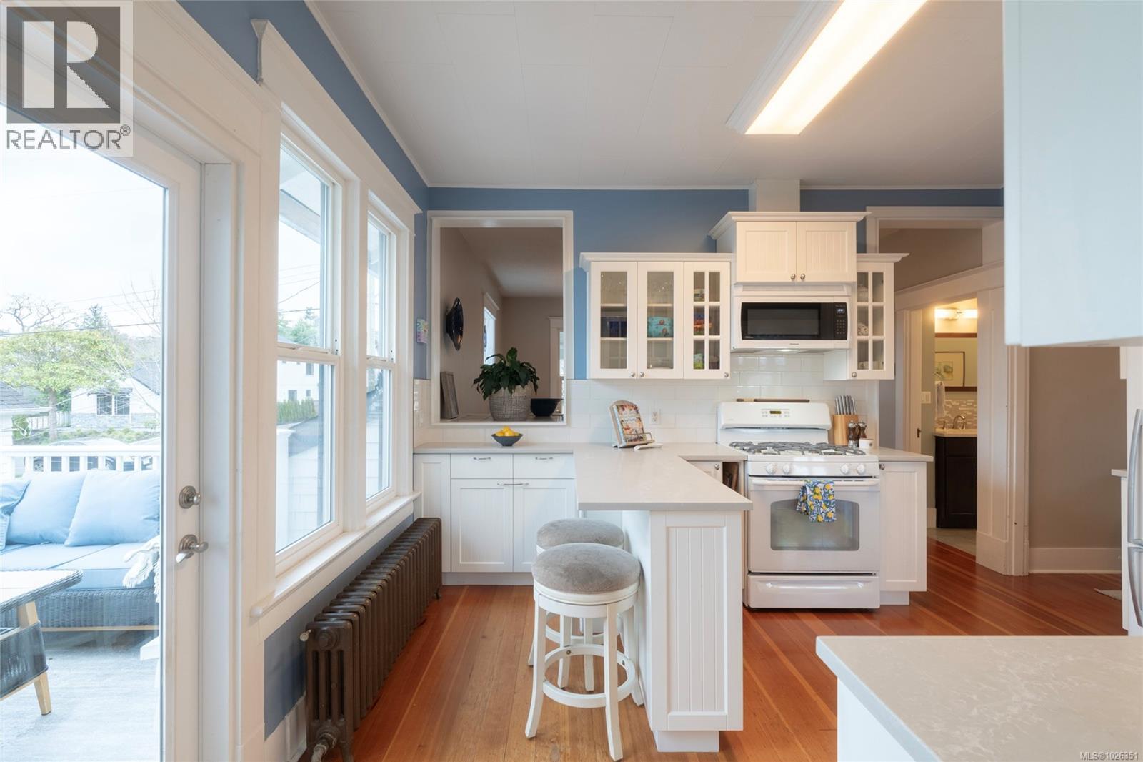  675 Monterey Avenue, Oak Bay