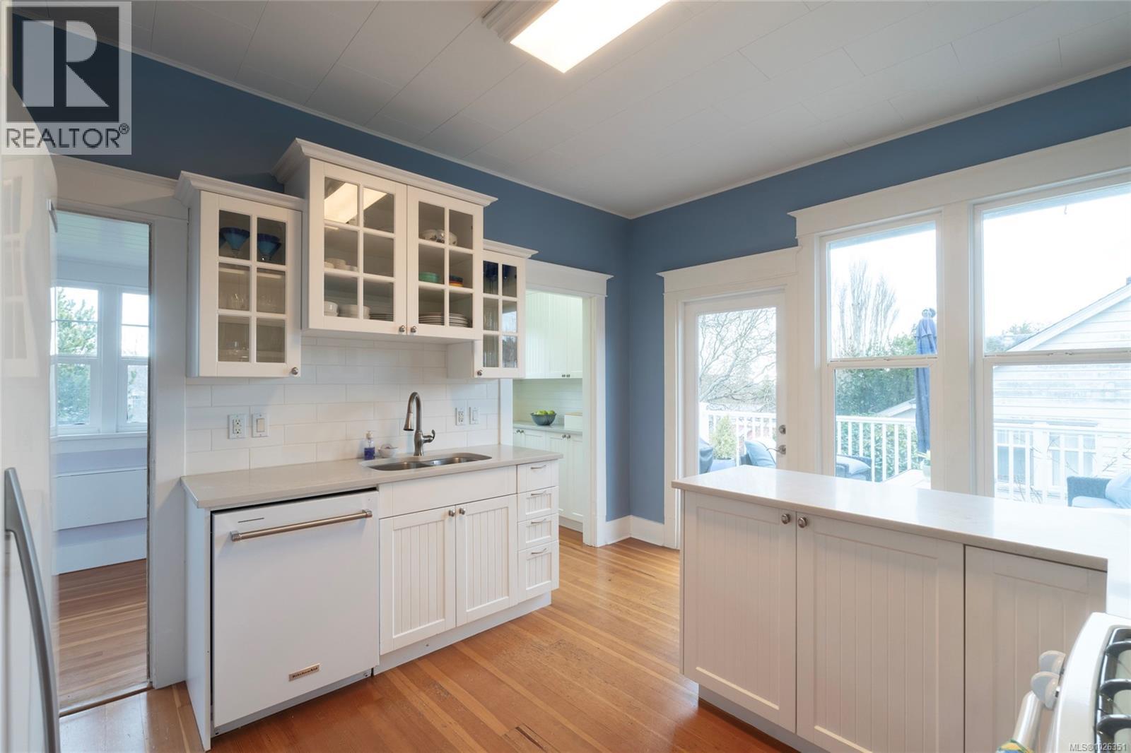  675 Monterey Avenue, Oak Bay