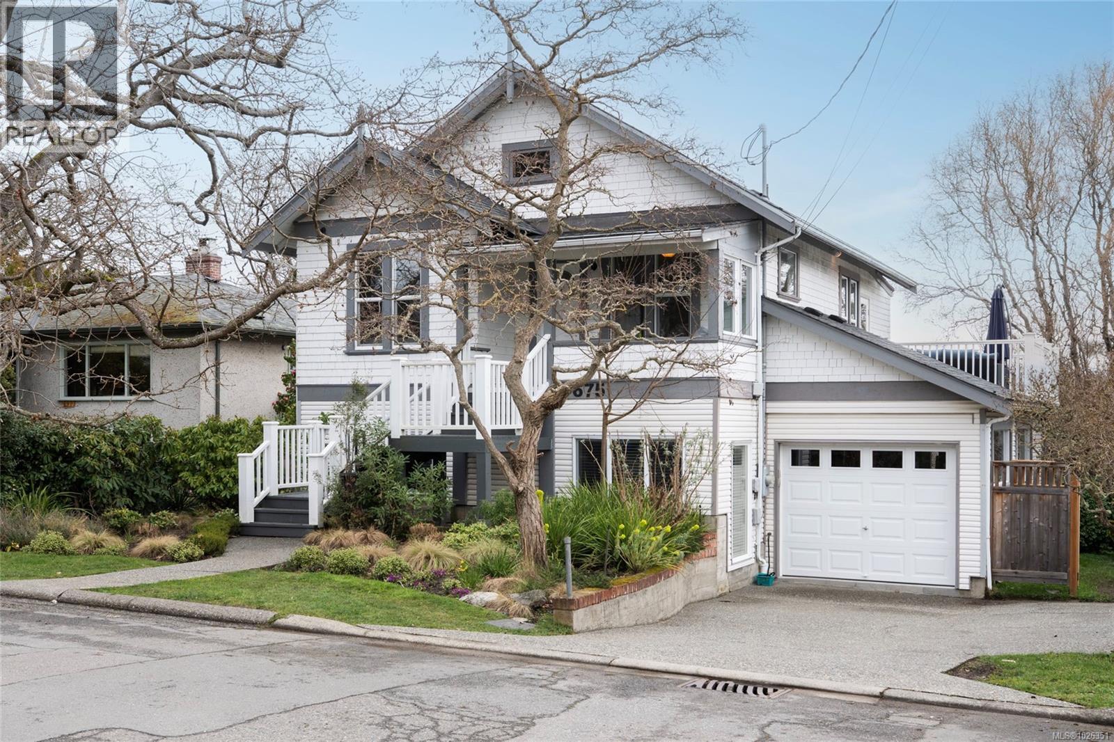  675 Monterey Avenue, Oak Bay
