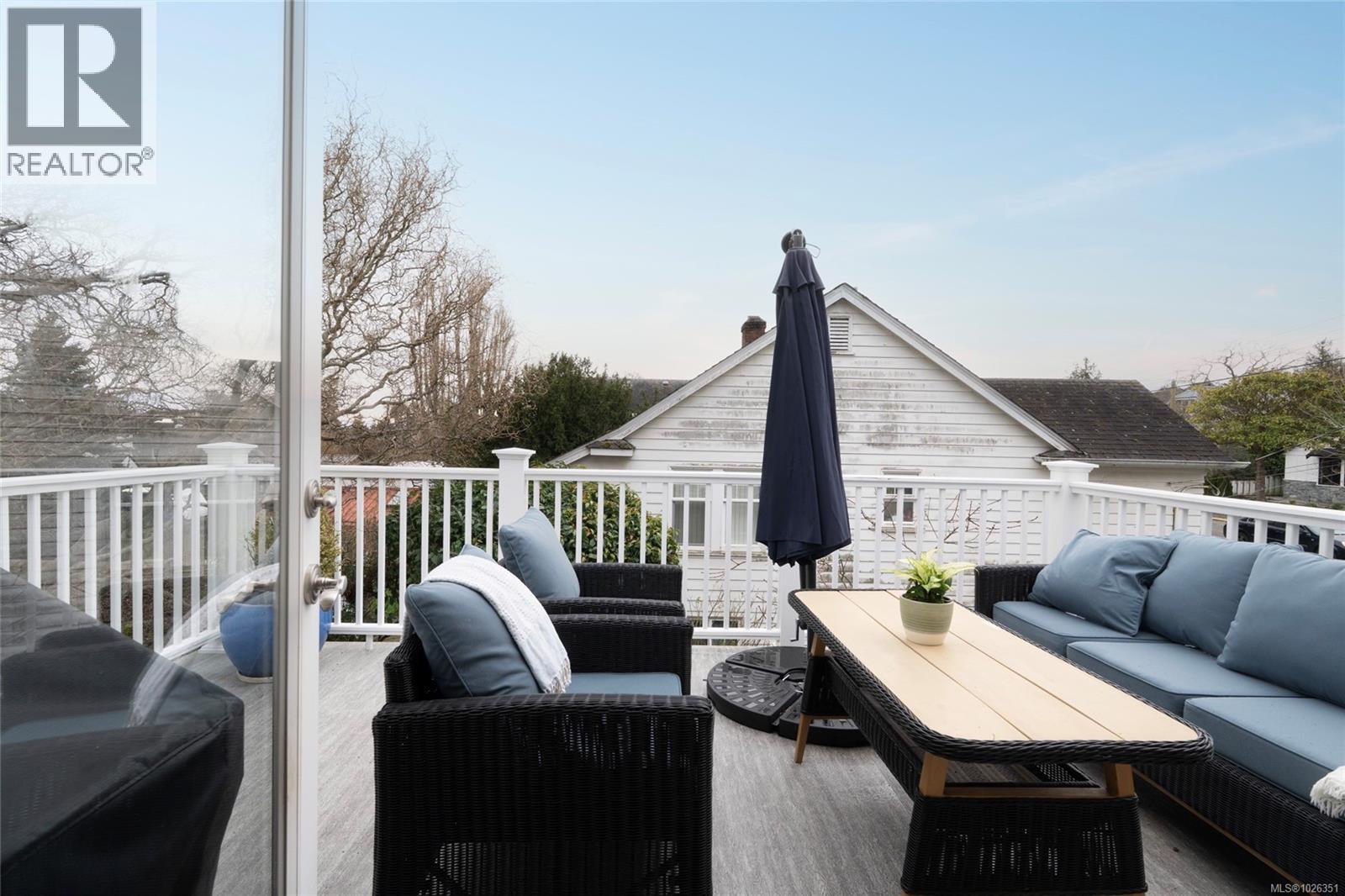  675 Monterey Avenue, Oak Bay