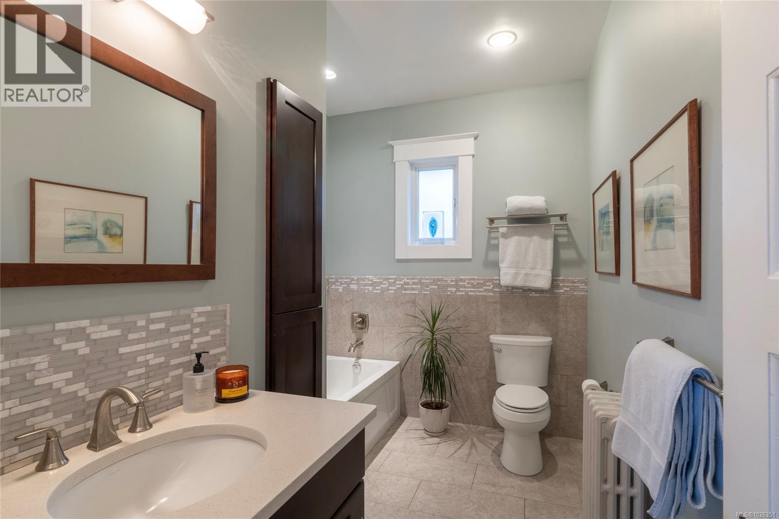  675 Monterey Avenue, Oak Bay