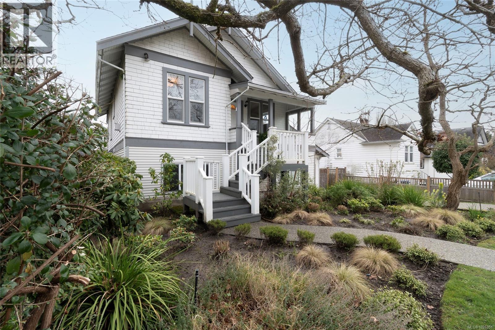  675 Monterey Avenue, Oak Bay