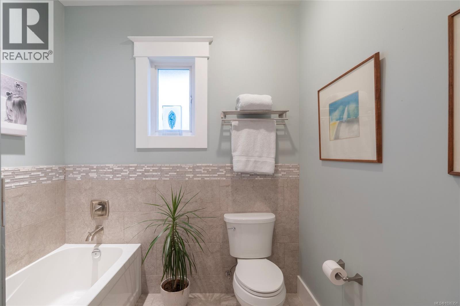  675 Monterey Avenue, Oak Bay