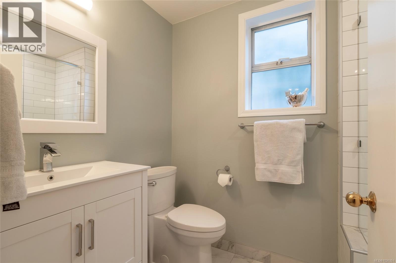  675 Monterey Avenue, Oak Bay