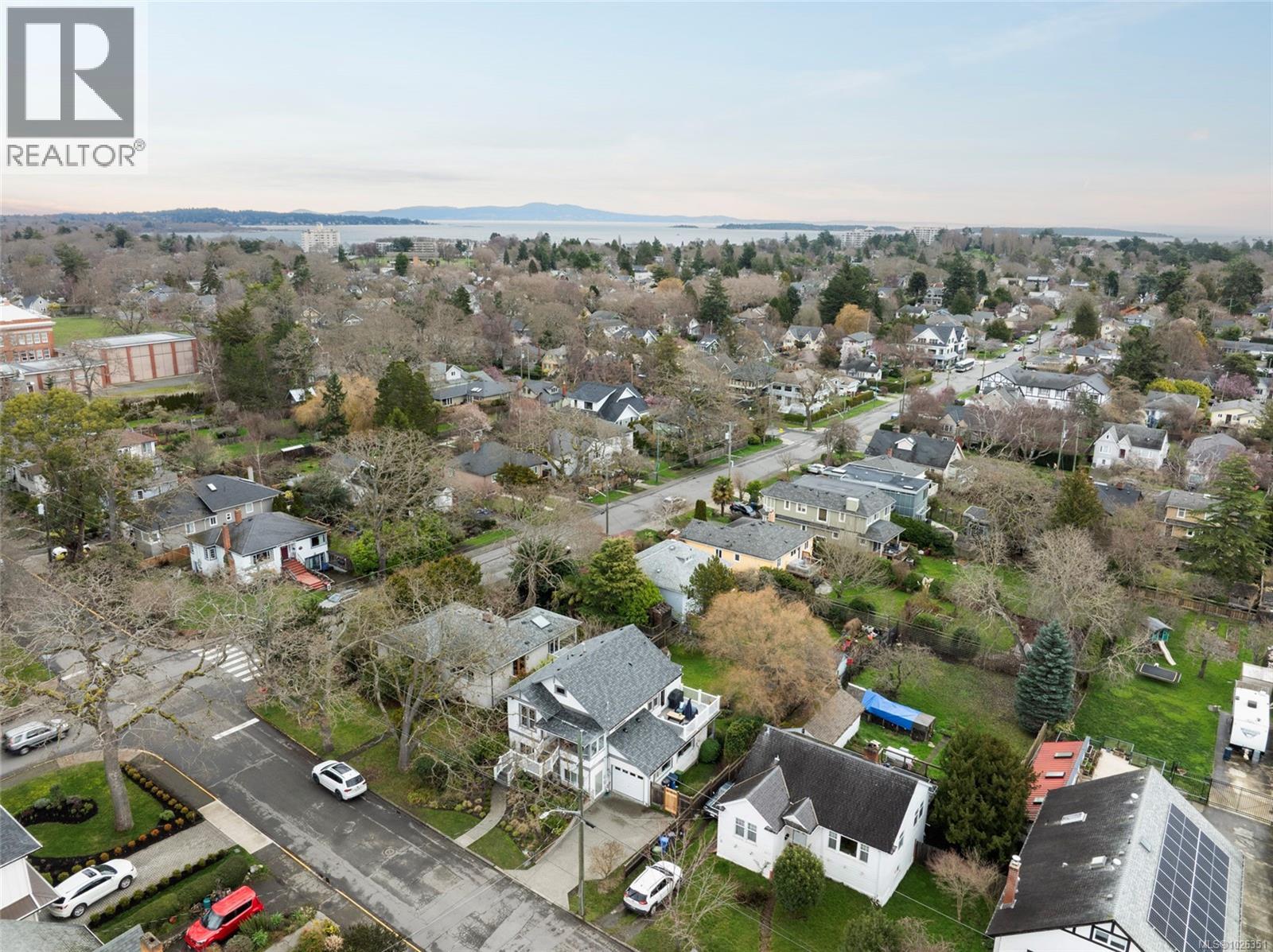  675 Monterey Avenue, Oak Bay