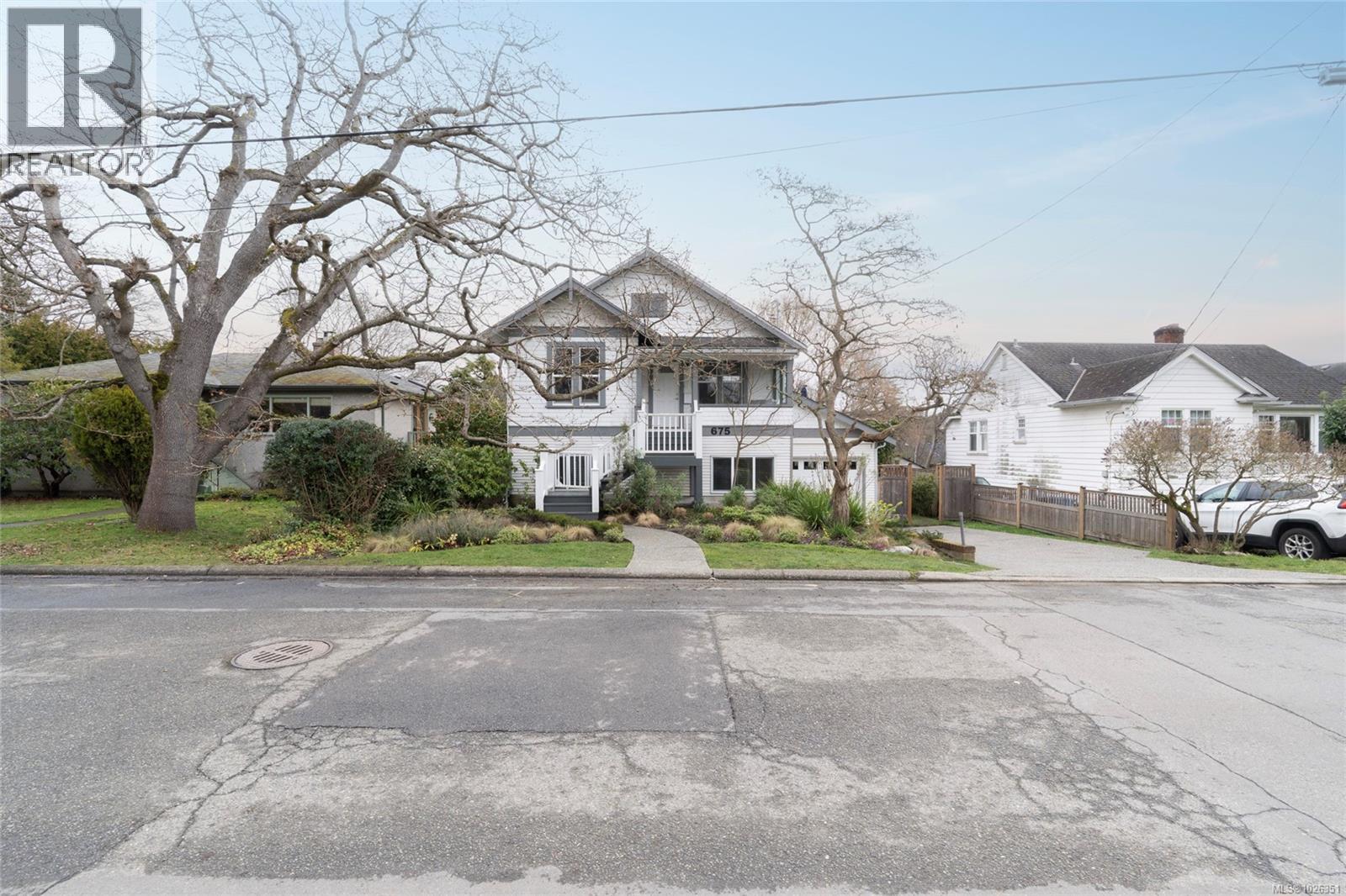  675 Monterey Avenue, Oak Bay