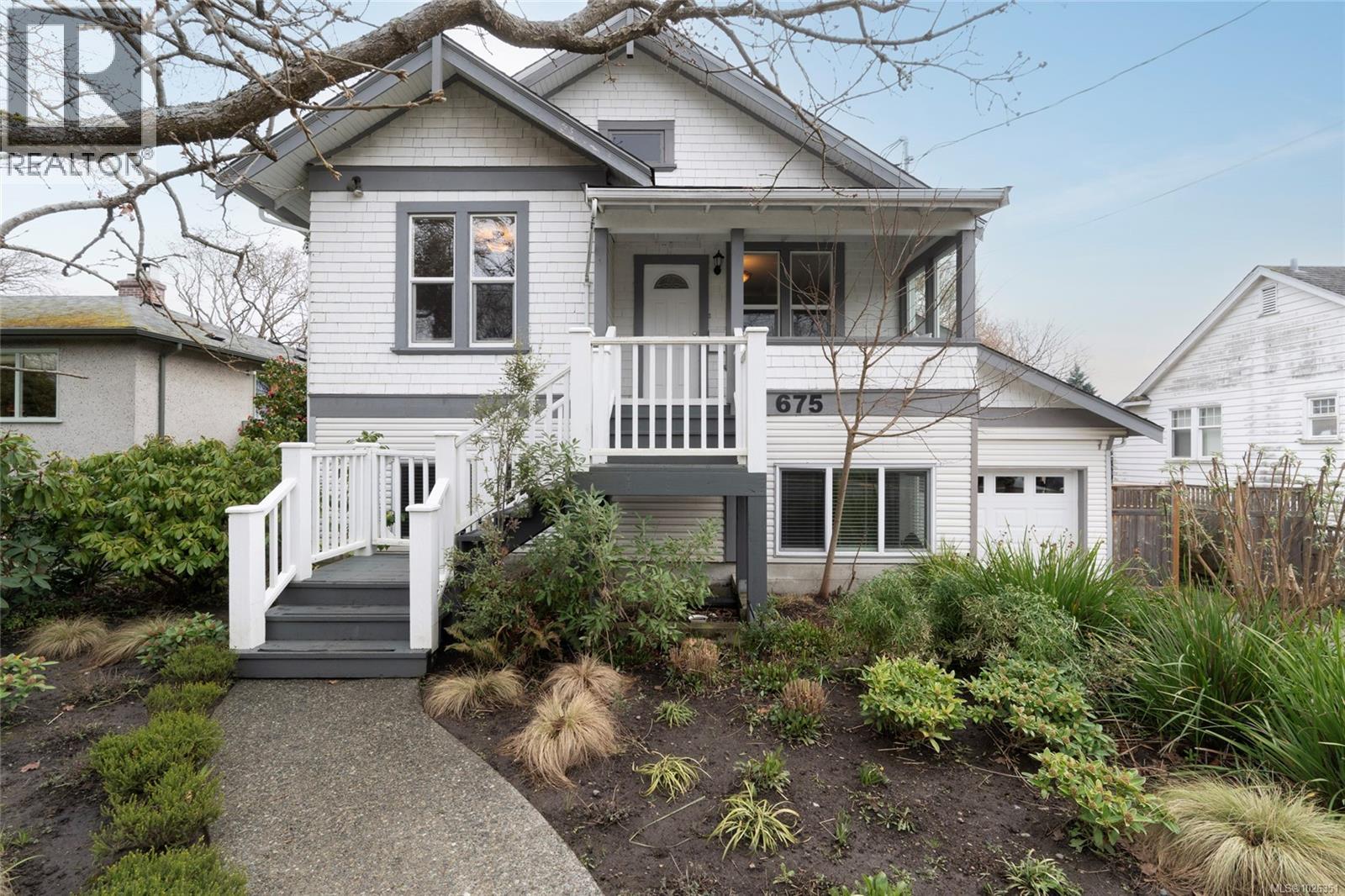  675 Monterey Avenue, Oak Bay