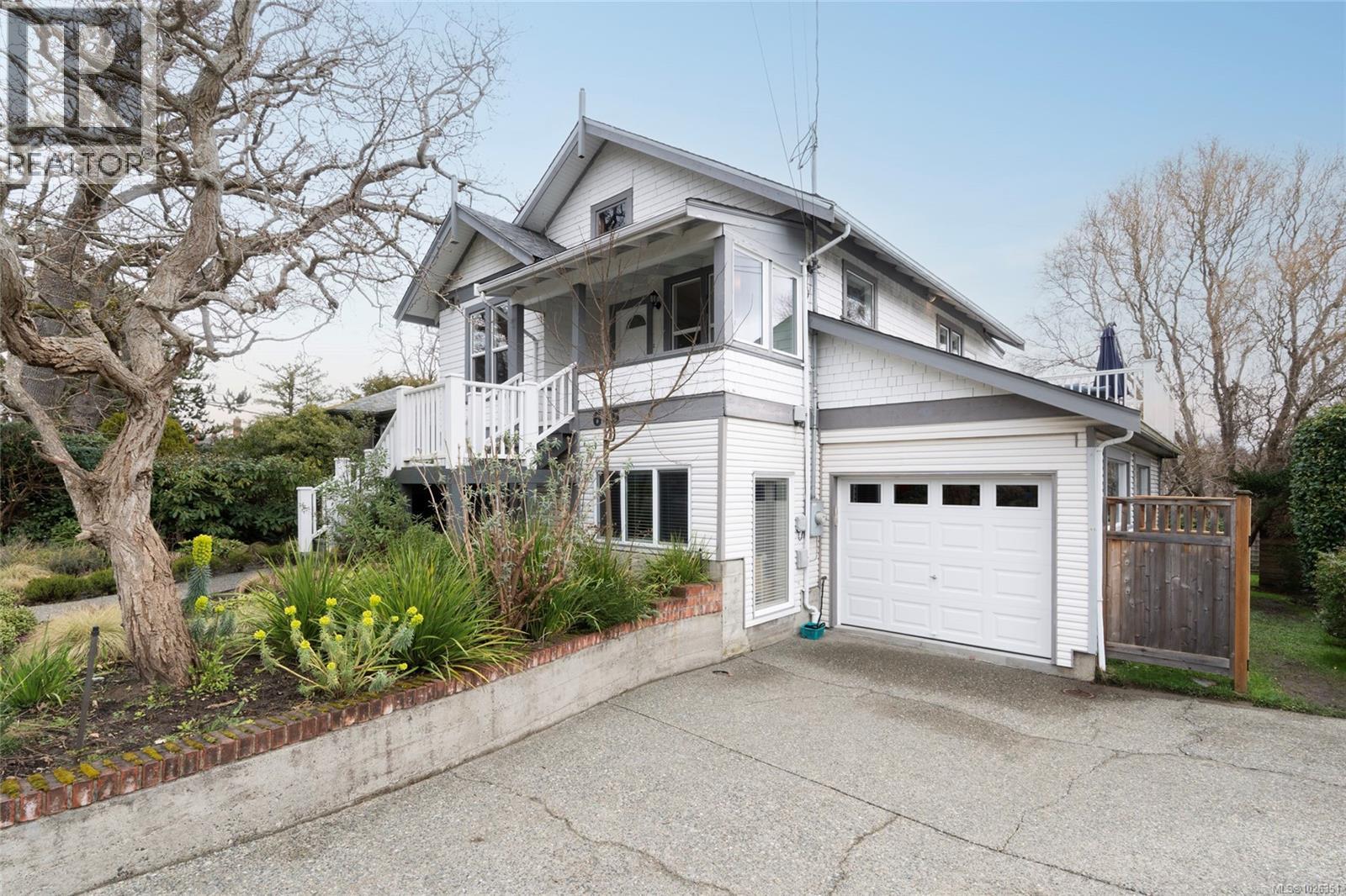  675 Monterey Avenue, Oak Bay