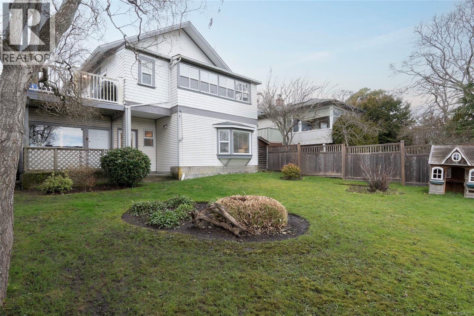  675 Monterey Avenue, Oak Bay