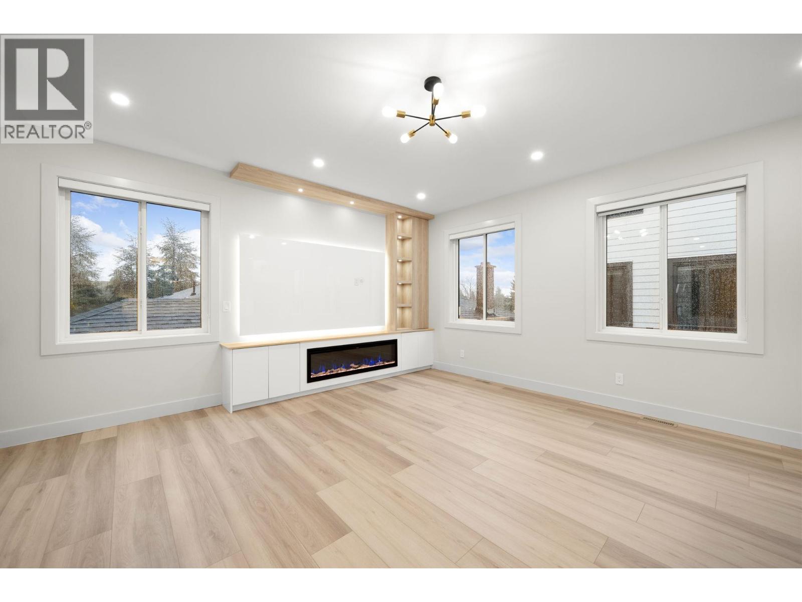 4 3881 HURST STREET, Burnaby