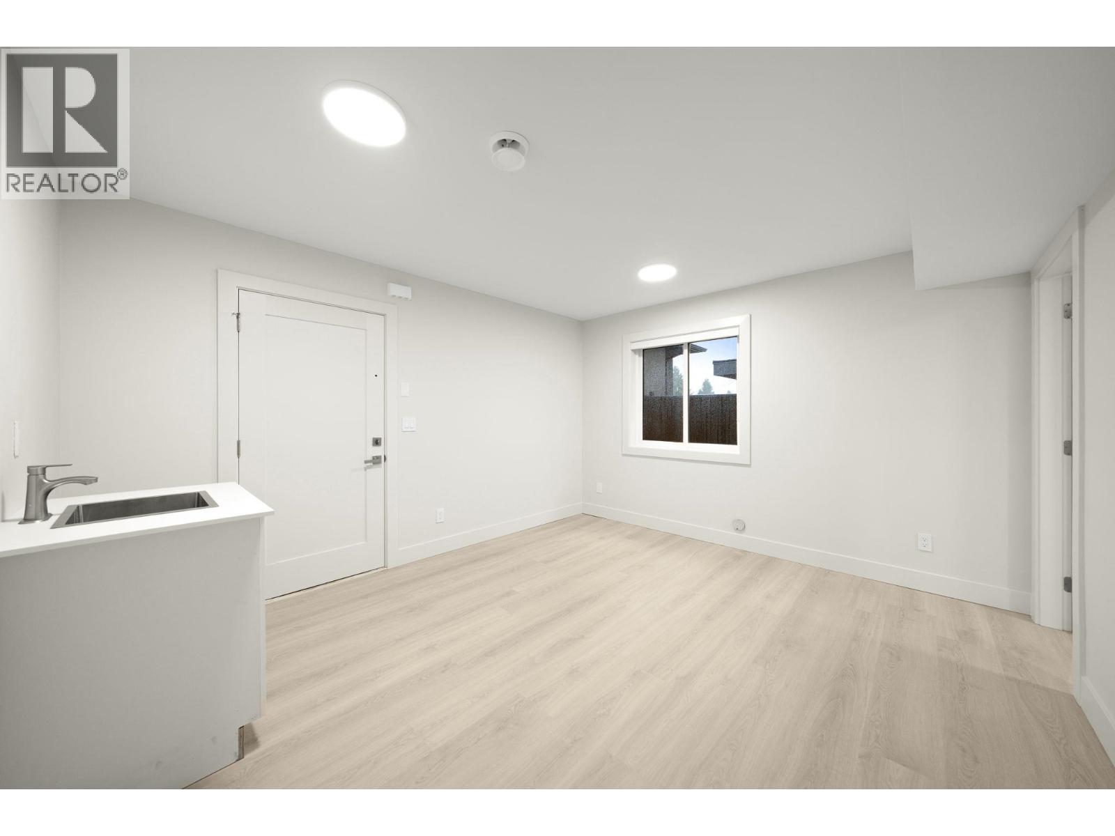 4 3881 HURST STREET, Burnaby