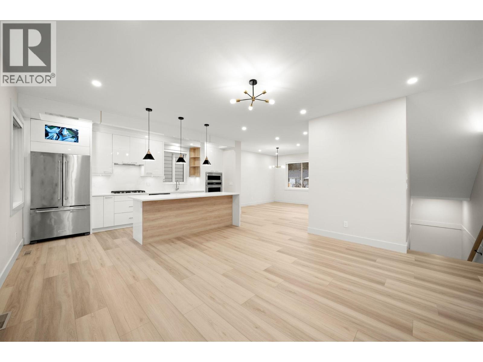 4 3881 HURST STREET, Burnaby