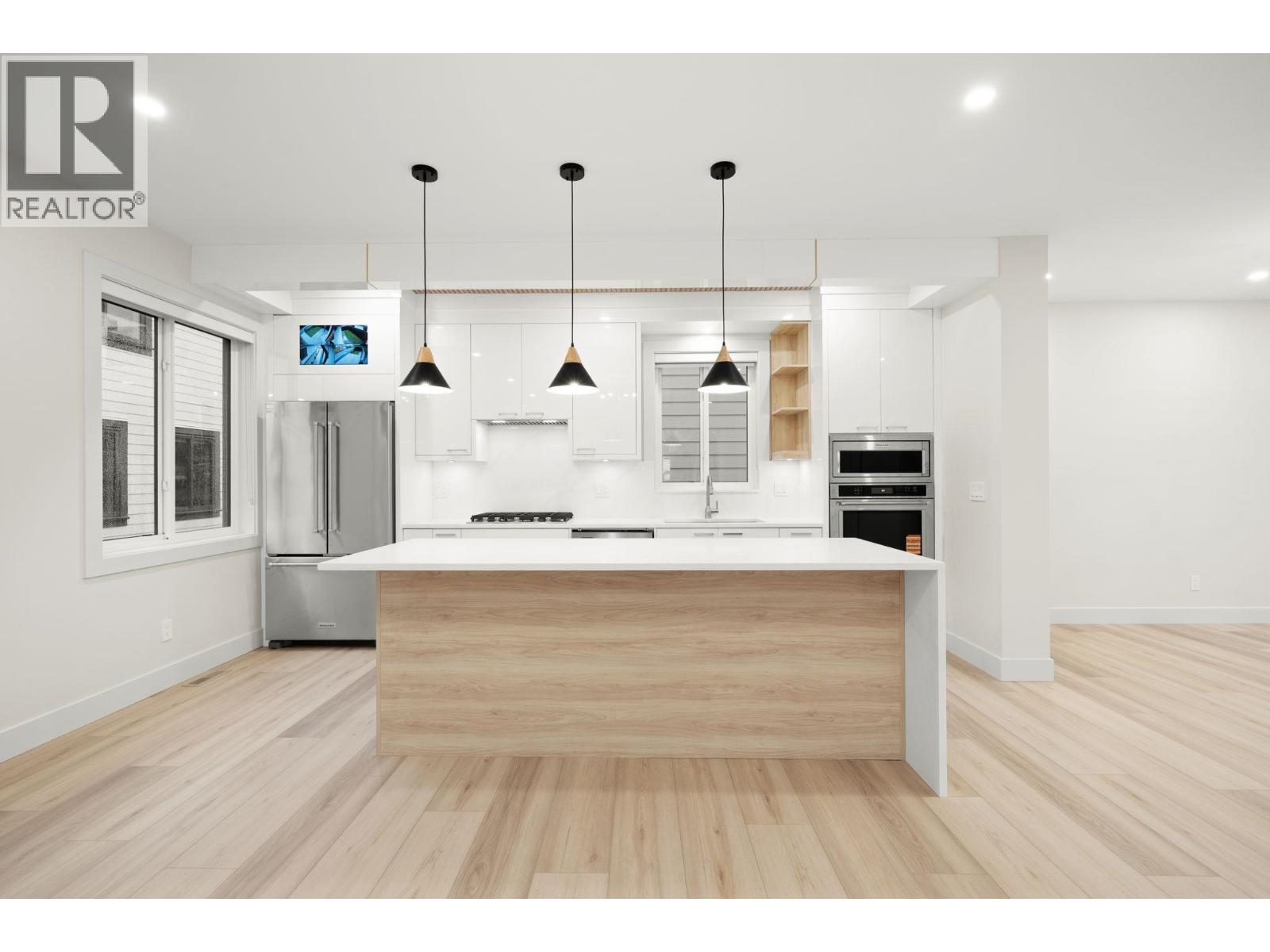 4 3881 HURST STREET, Burnaby