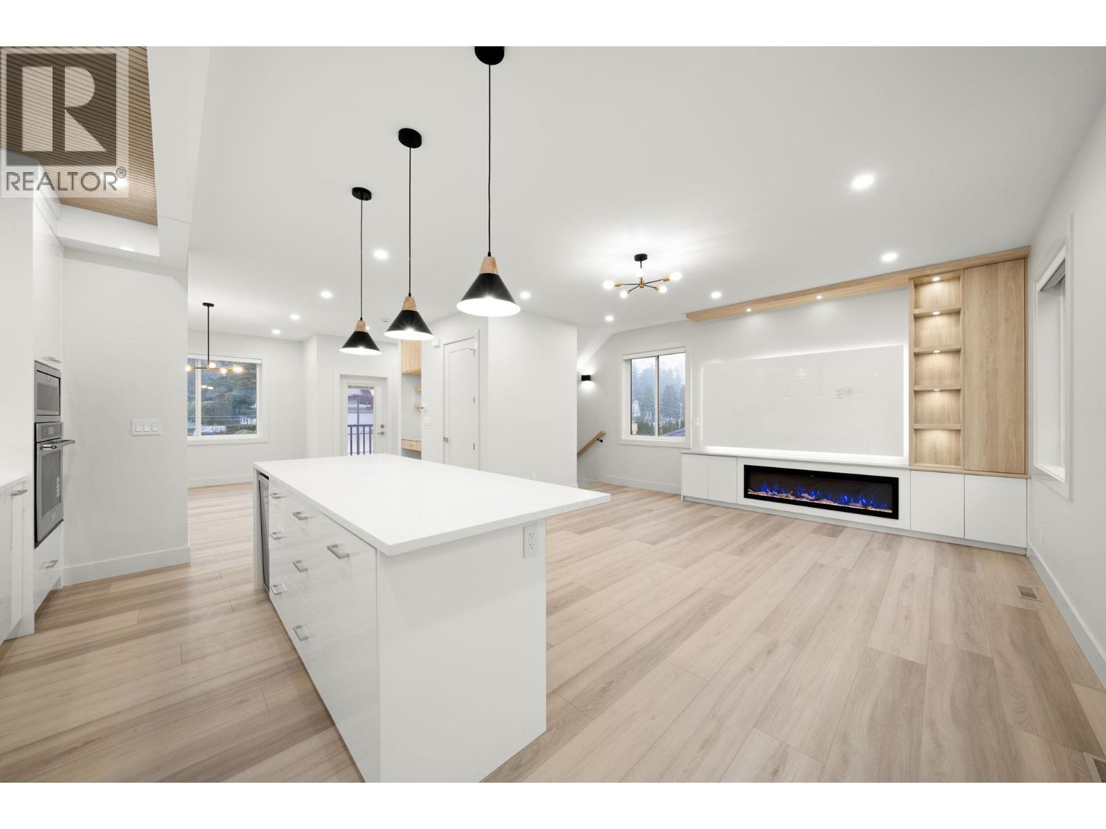 4 3881 HURST STREET, Burnaby