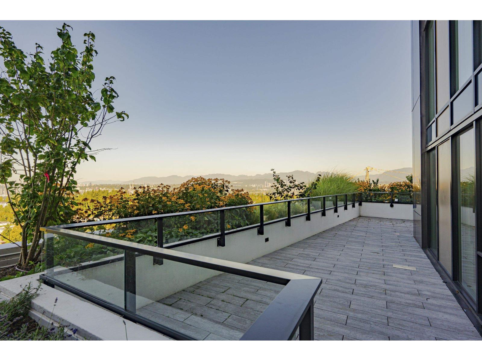 2204 10333 133 STREET, Surrey