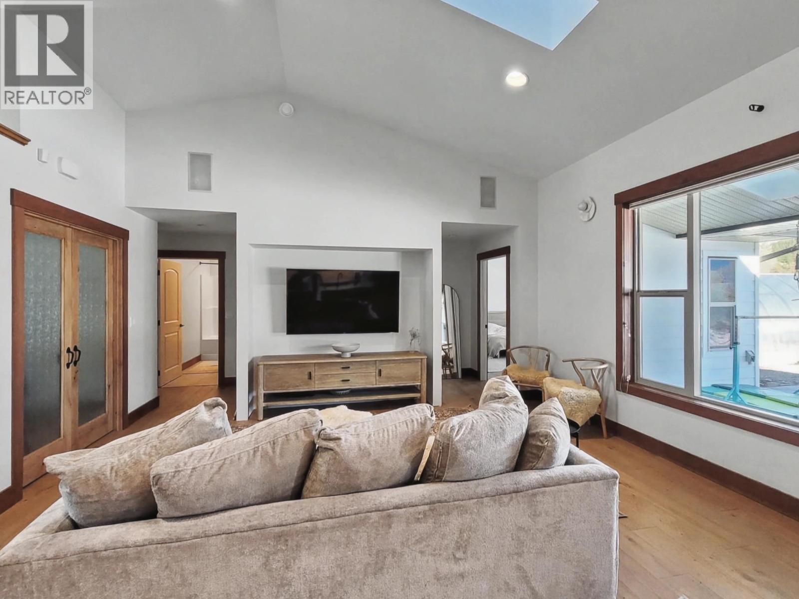 8170 Plotnikoff Road, Grand Forks