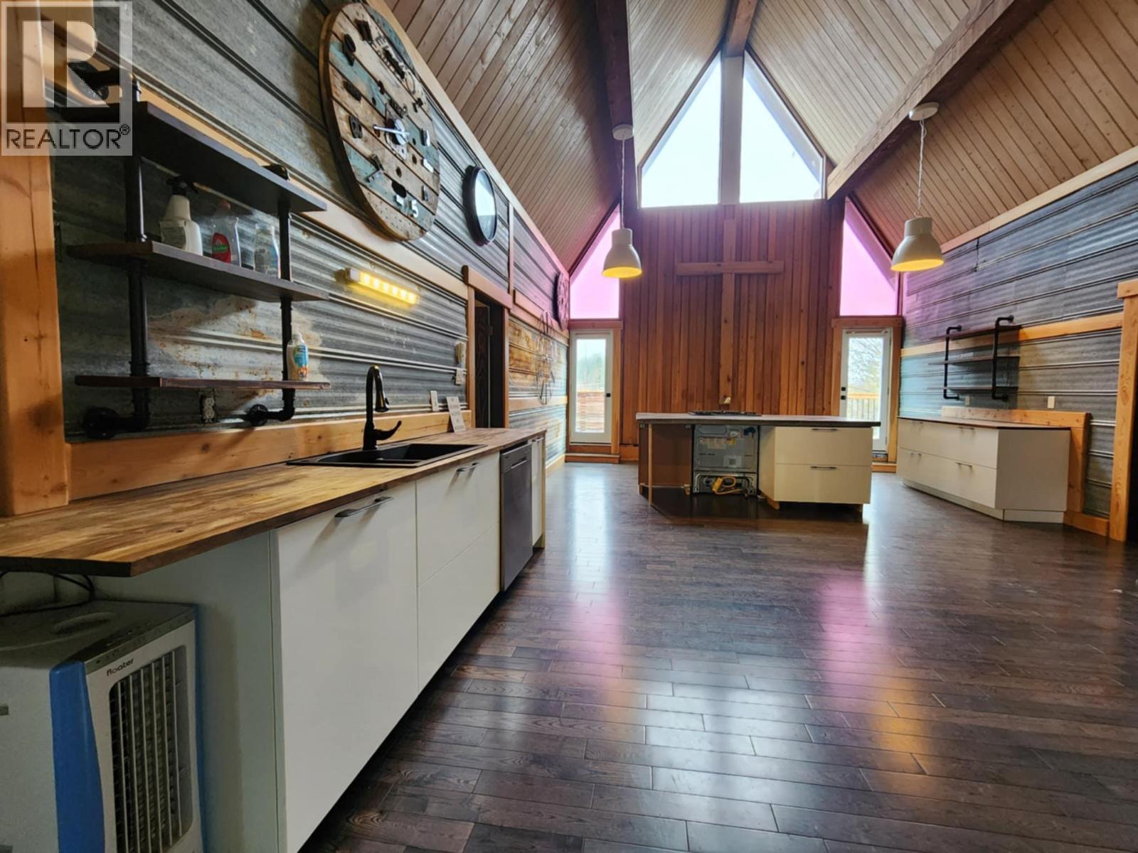 2193 Park Avenue, Lumby