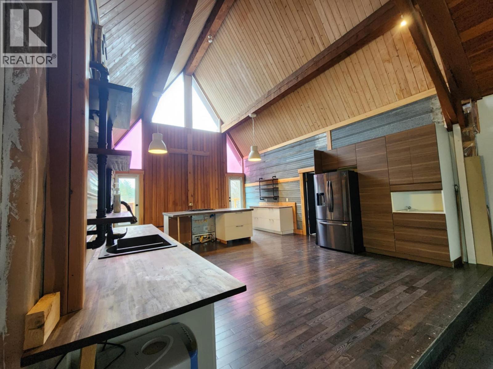 2193 Park Avenue, Lumby