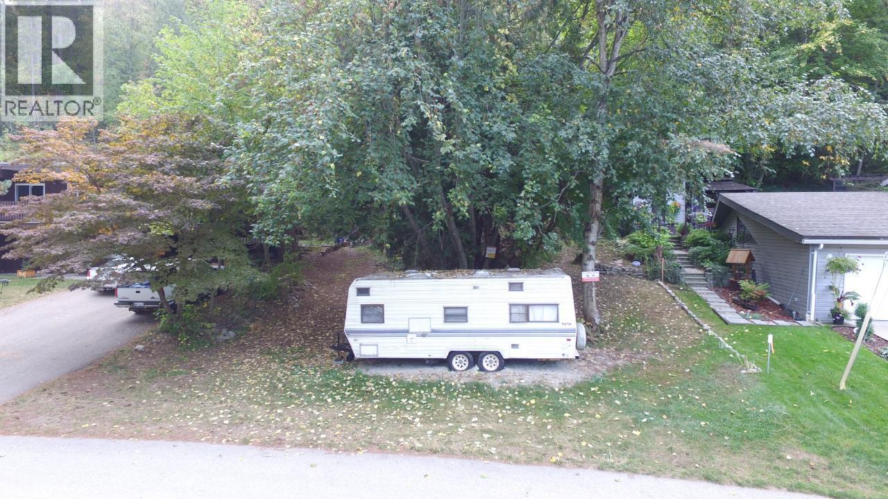  800 LYNNWOOD Crescent, Castlegar