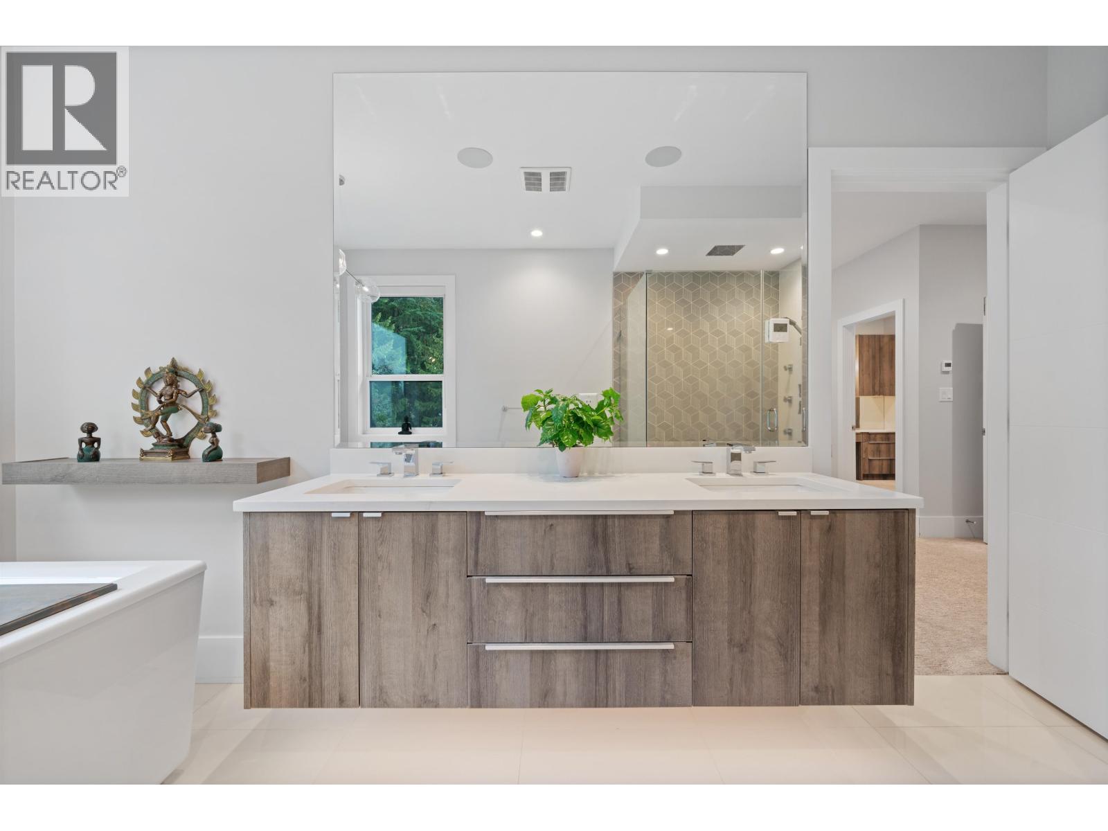 3404 MAMQUAM ROAD, Squamish