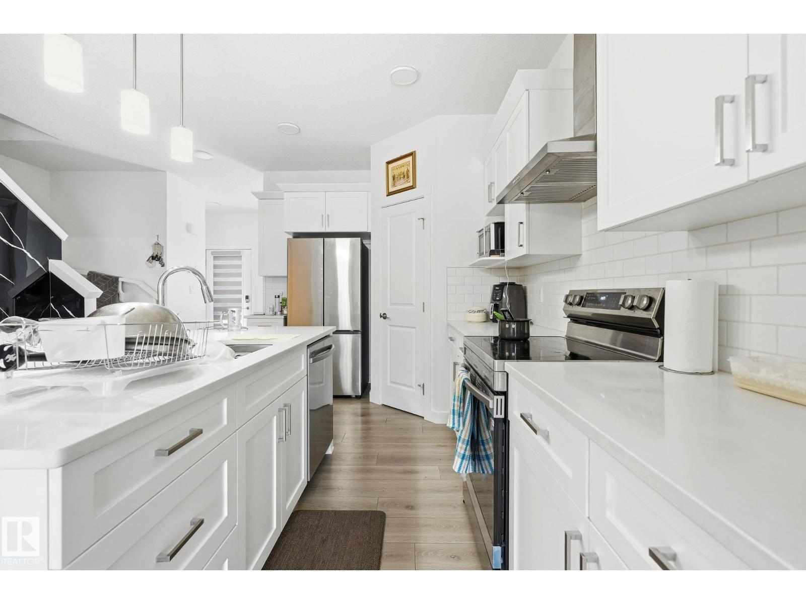 
          432 29 ST SW SW
            <br/>
            <span>Edmonton</span>
            , 
            <span>AB</span>
             <span>T6X3E7</span>
         - Photo 28