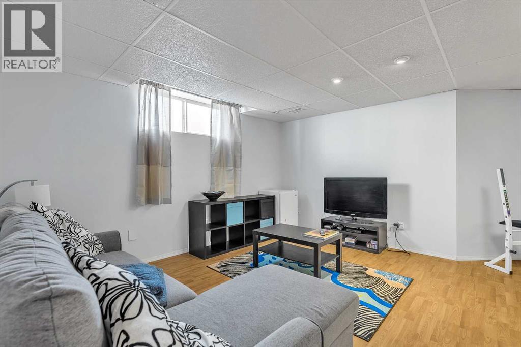 Single Family House for Sale in  Everwillow Close SW Evergreen Calgary 