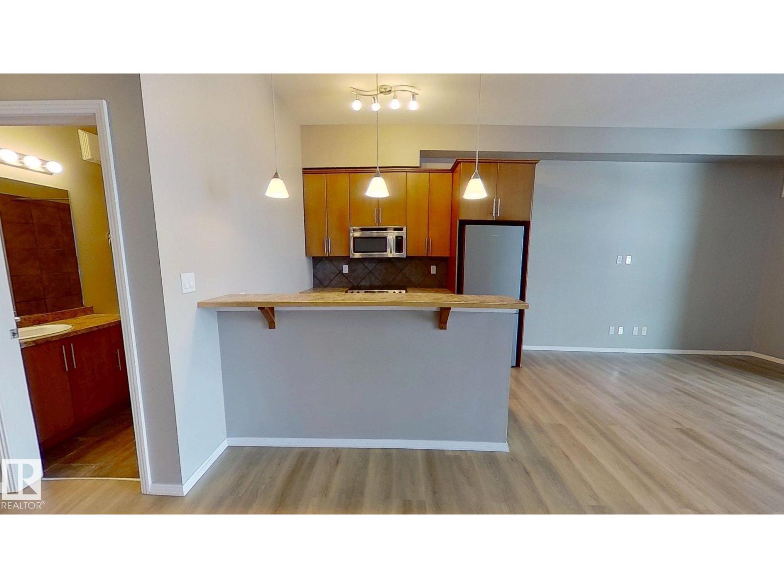 #215 10531 117 ST NW - 6