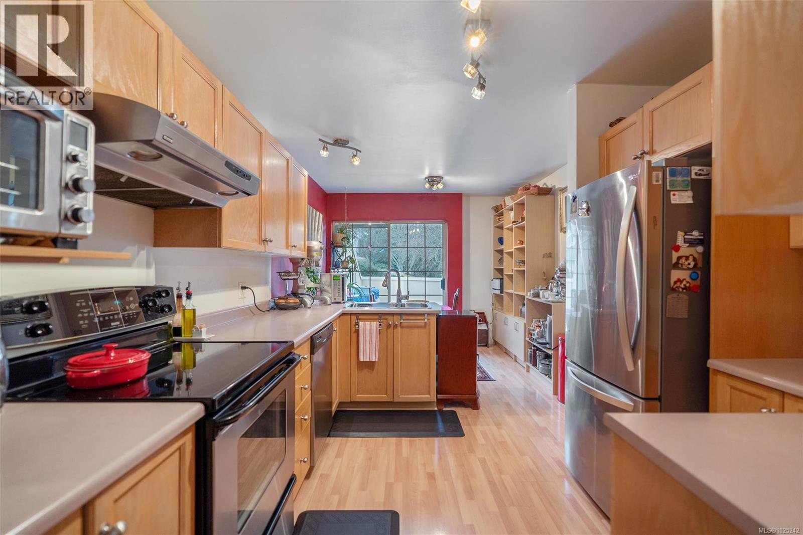 8 909 Admirals Rd, Esquimalt