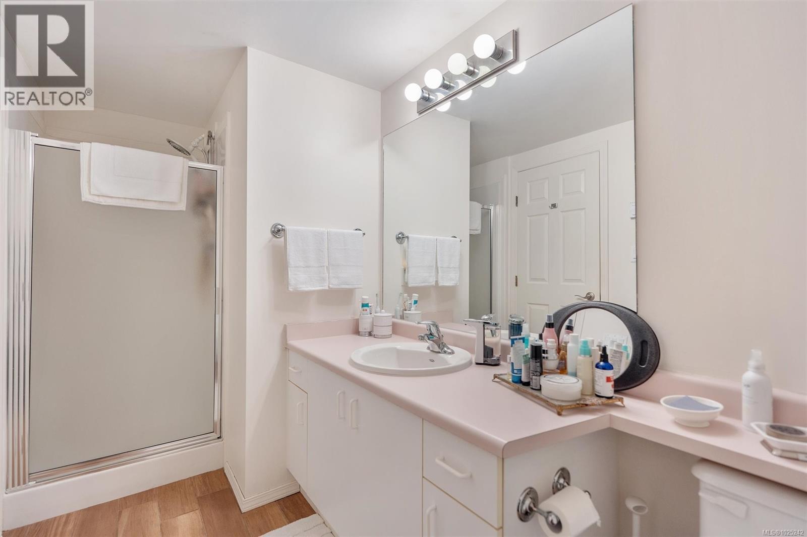 8 909 Admirals Rd, Esquimalt