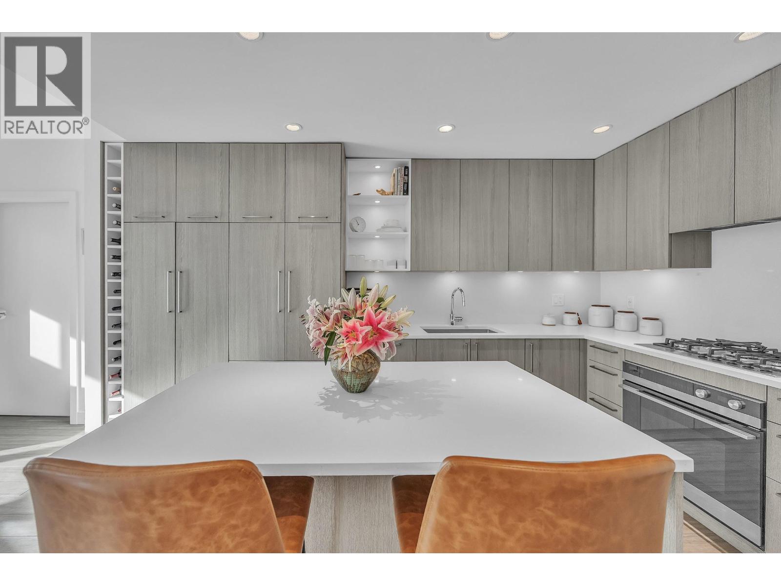 205 733 E 3RD STREET, North Vancouver