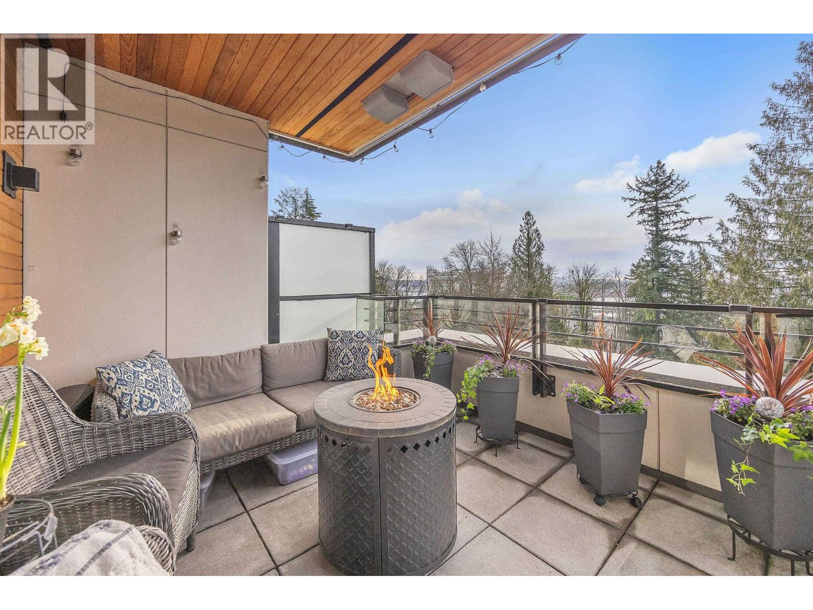 205 733 E 3RD STREET, North Vancouver