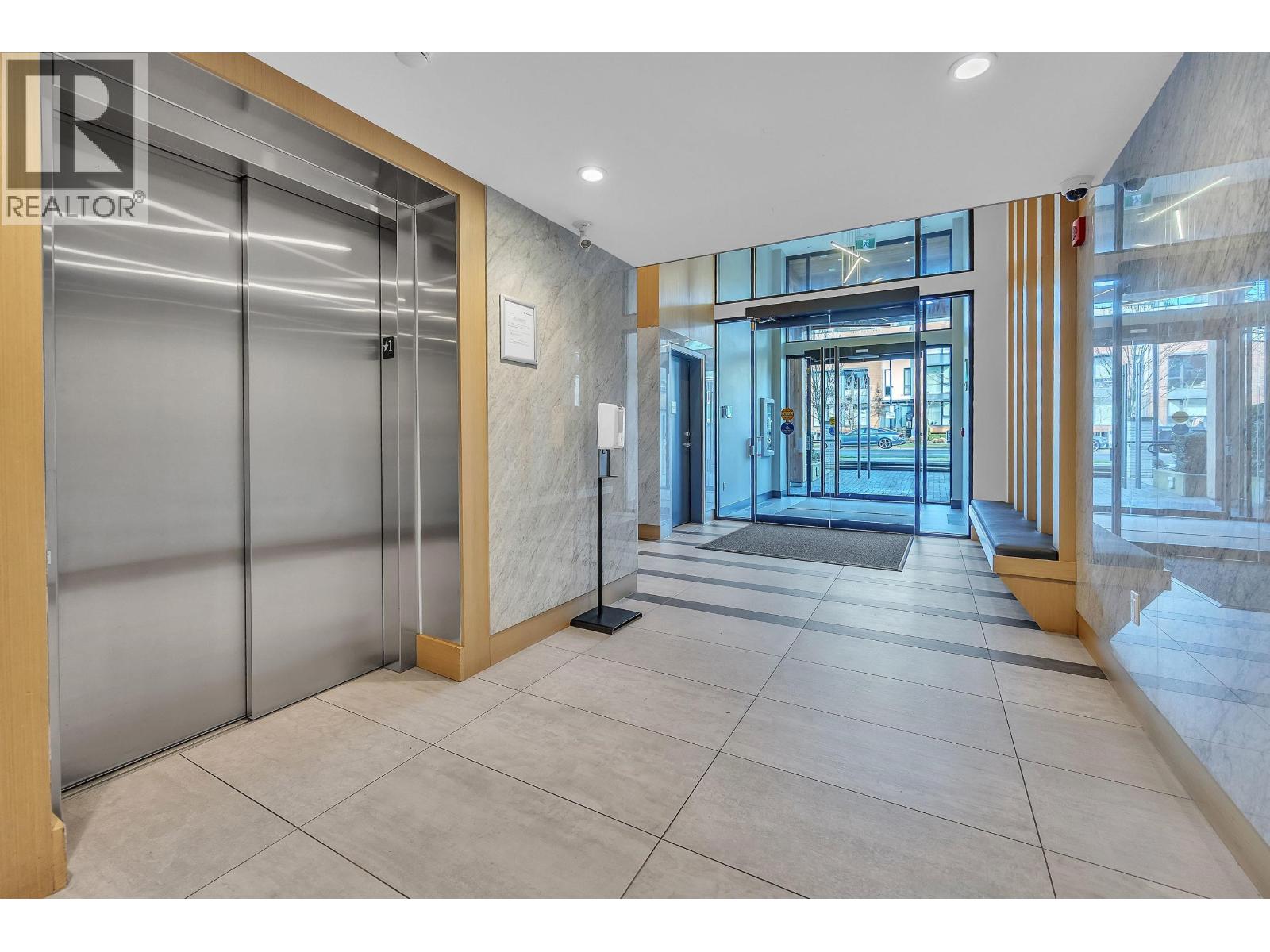 205 733 E 3RD STREET, North Vancouver